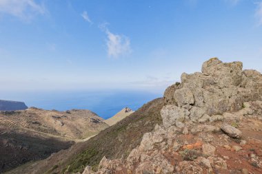 Tenerife, Kanarya Adaları 'nın kuzeyindeki Teno Kırsal Parkı' nda yürüyüş yaparken manzara.