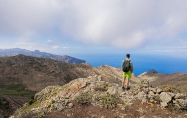 Tenerife, Kanarya Adaları 'nın kuzeyindeki Teno Kırsal Parkı' nda yürüyüş yaparken manzara.