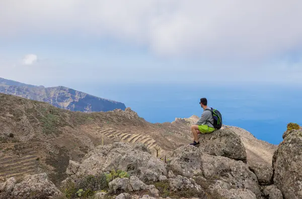 Tenerife, Kanarya Adaları 'nın kuzeyindeki Teno Kırsal Parkı' nda yürüyüş yaparken manzara.