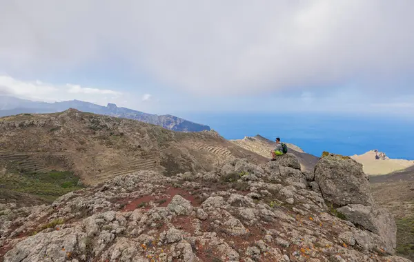 Tenerife, Kanarya Adaları 'nın kuzeyindeki Teno Kırsal Parkı' nda yürüyüş yaparken manzara.