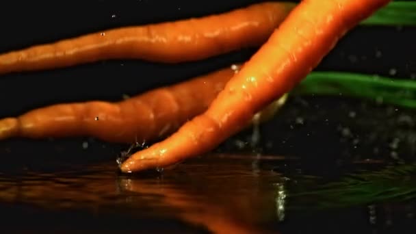 新鲜的胡萝卜掉在桌子上 电影是慢动作1000 Fps 优质Fullhd影片 — 图库视频影像
