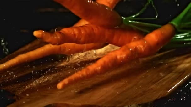 Свежая Морковь Падает Стол Замедленная Съемка 1000 Кадров Секунду Высококачественные — стоковое видео