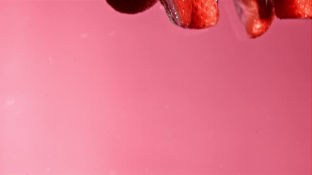 Клубника Падает Воду Пузырьками Замедленная Съемка 1000 Кадров Секунду Высококачественные — стоковое видео