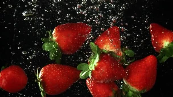 草莓水底有气泡 电影是慢动作1000 Fps 优质Fullhd影片 — 图库视频影像