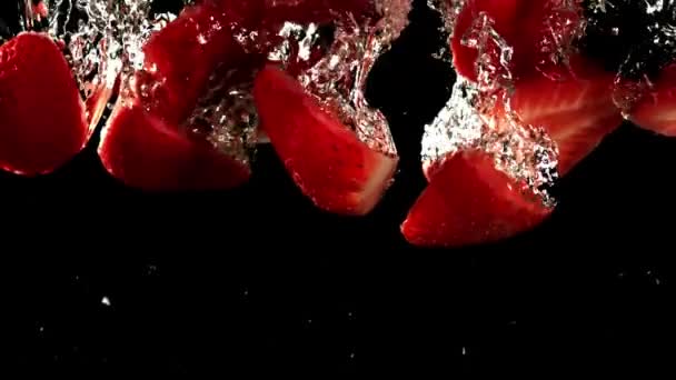 Φράουλες Πέφτουν Κάτω Από Νερό Φυσαλίδες Φιλμ Είναι Αργή Κίνηση — Αρχείο Βίντεο