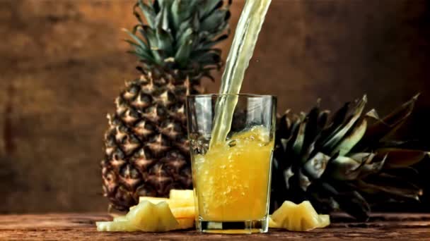 Ananasjuice Hälls Ett Glas Filmat Slow Motion 1000 Fps Högkvalitativ — Stockvideo