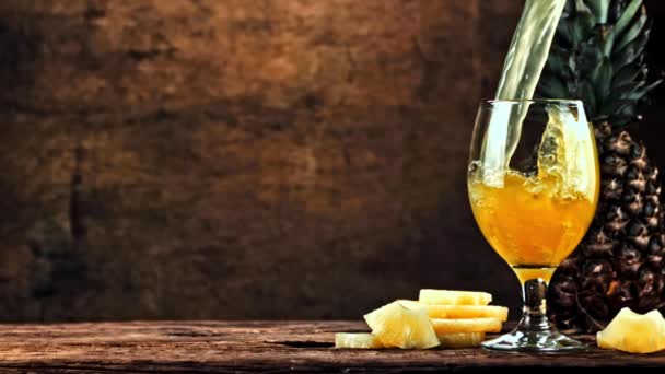 Succo Ananas Viene Versato Bicchiere Girato Rallentatore 1000 Fps Filmati — Video Stock
