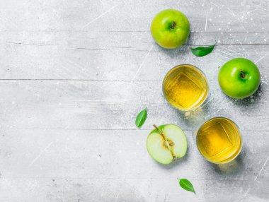 Bir cam bardak taze elma ile elma suyu. Rustik arka plan üzerinde.