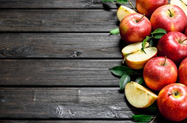 Kırmızı taze elma ve elma dilim. Ahşap arka plan üzerinde.