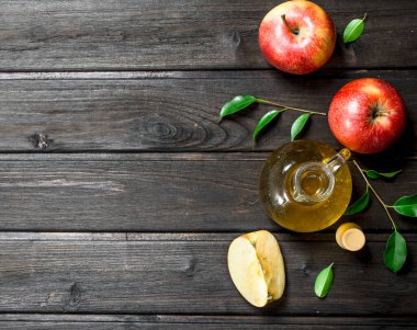 Taze elma ile elma sirkesi. Ahşap arka plan üzerinde.