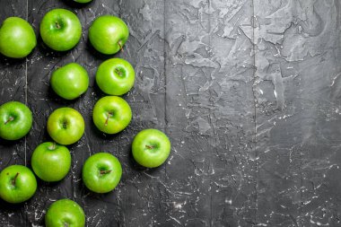 Yeşil taze elmalar. Koyu rustik arka planda.