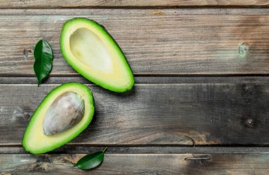 Yaprakları taze avokado. Ahşap bir arka plan üzerinde.