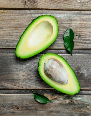 Yaprakları taze avokado. Ahşap bir arka plan üzerinde.