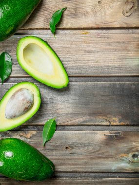Yaprakları taze avokado. Ahşap bir arka plan üzerinde.
