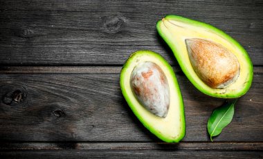 Avokado kemik parçaları. Siyah bir ahşap arka plan üzerinde.