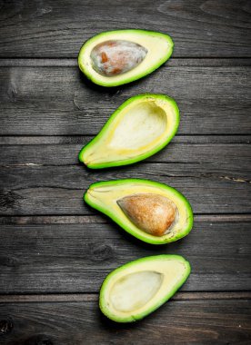 Avokado kemik parçaları. Siyah bir ahşap arka plan üzerinde.