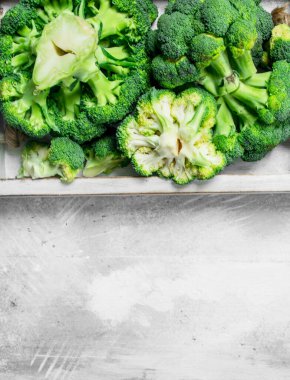 Brokoli tepsi. Rustik arka plan üzerinde