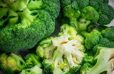 Olgun sulu brokoli. Rustik arka plan üzerinde