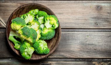 Bir kasede brokoli. Ahşap bir arka plan üzerinde.