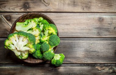Bir kasede brokoli. Ahşap bir arka plan üzerinde.