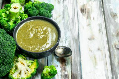 Bir kasede püresi olgunlaşmış brokoli. Ahşap bir arka plan üzerinde.