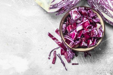 Lahana salatası kabın içinde. Rustik arka plan üzerinde.