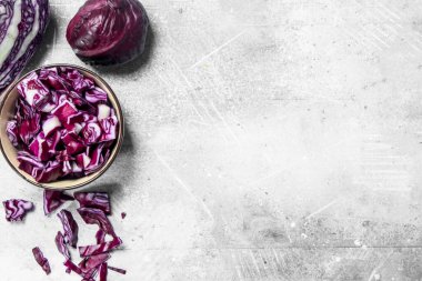 Lahana salatası kabın içinde. Rustik arka plan üzerinde.