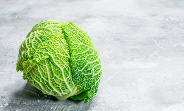 Savoy lahana bütün. Rustik arka plan üzerinde