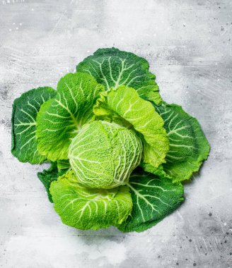 Olgun yeşil lahana. Rustik arka plan üzerinde