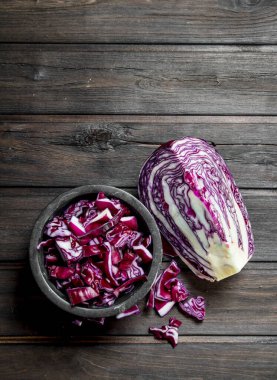 Lahana salatası kabın içinde. Ahşap bir arka plan üzerinde.