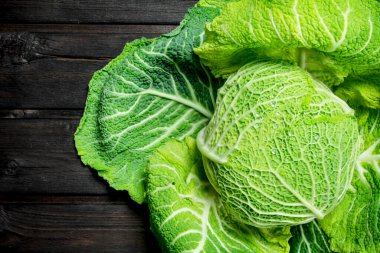 Olgun yeşil lahana. Ahşap bir arka plan üzerinde.