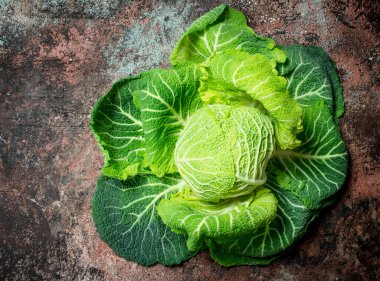 Sulu yeşil lahana. Rustik arka plan üzerinde