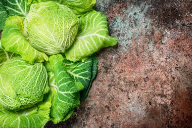 Sulu yeşil lahana. Rustik arka plan üzerinde