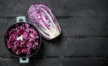 Taze lahana kesti. Rustik arka plan üzerinde