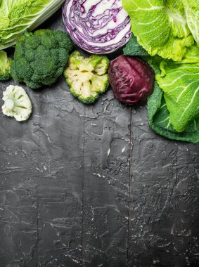 Çeşitli olgun lahana. Rustik arka plan üzerinde