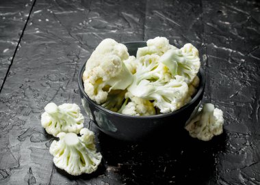 Karnabahar kase. Rustik arka plan üzerinde