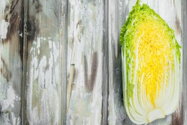 Çin lahanası parçası. Ahşap bir arka plan üzerinde.