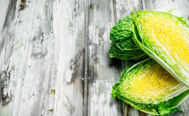 Çin lahanası parçaları. Ahşap bir arka plan üzerinde.