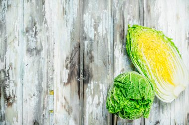 Çin lahanası parçaları. Ahşap bir arka plan üzerinde.