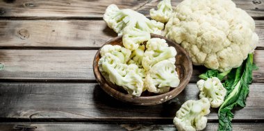 Lahana ahşap bir kase. Ahşap bir arka plan üzerinde.