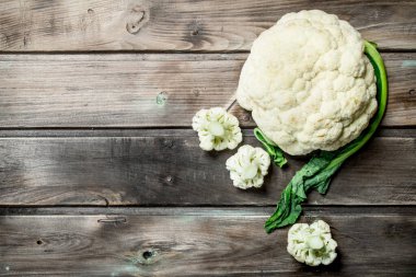 Sulu taze lahana. Ahşap bir arka plan üzerinde.