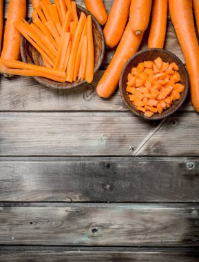 Havuç kase dilimlenmiş. Ahşap arka plan üzerinde