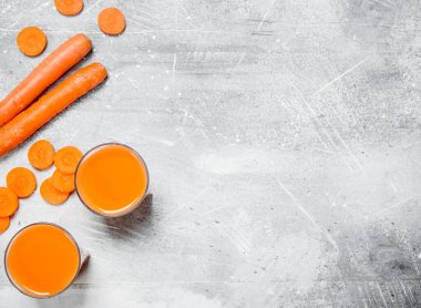 Bir bardak havuç suyu. Rustik arka plan üzerinde