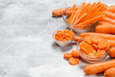 Bir cam kapta havuç dilimleri. Rustik arka plan üzerinde