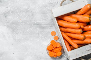 Olgun havuç kutusunda. Rustik arka plan üzerinde