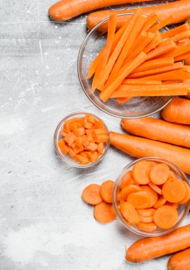 Bir cam kapta havuç dilimleri. Rustik arka plan üzerinde