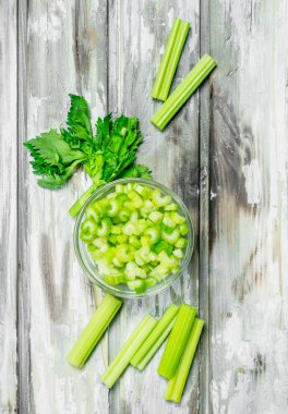 Kereviz bir kase parçaları. Ahşap arka plan üzerinde