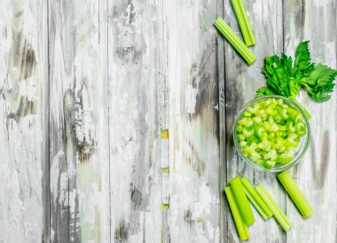 Kereviz bir kase parçaları. Ahşap arka plan üzerinde