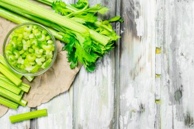 Kereviz bir kase parçaları. Ahşap arka plan üzerinde