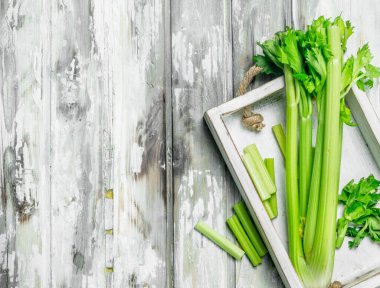 Tepsi için kereviz. Beyaz ahşap arka planda